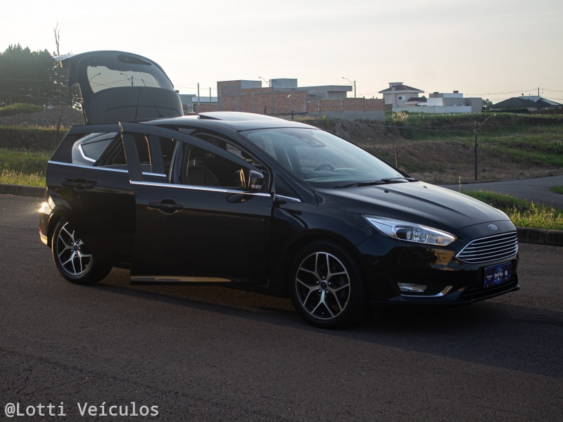 FORD - FOCUS - 2015/2016 - Preta - R$ 64.900,00