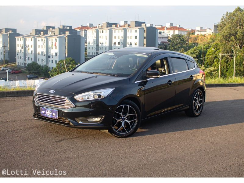 FORD - FOCUS - 2015/2016 - Preta - R$ 64.900,00