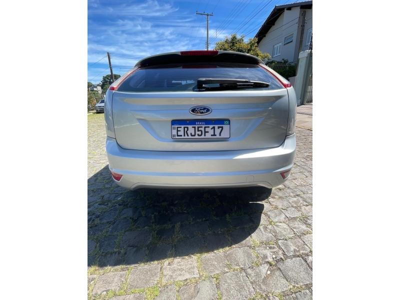 FORD - FOCUS - 2010/2011 - Prata - R$ 39.900,00