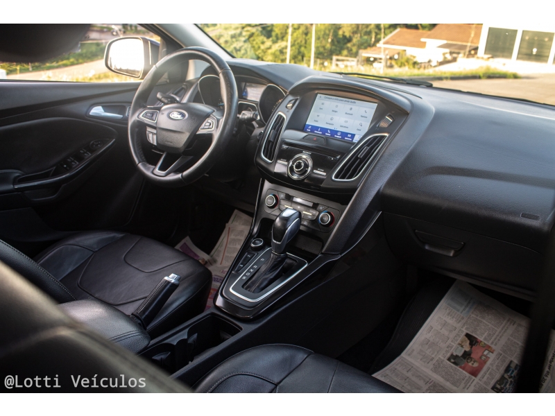 FORD - FOCUS - 2015/2016 - Preta - R$ 64.900,00
