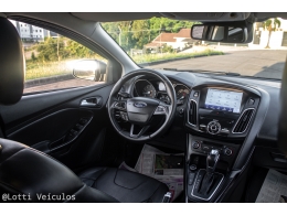 FORD - FOCUS - 2015/2016 - Preta - R$ 64.900,00