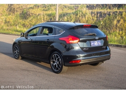 FORD - FOCUS - 2015/2016 - Preta - R$ 64.900,00