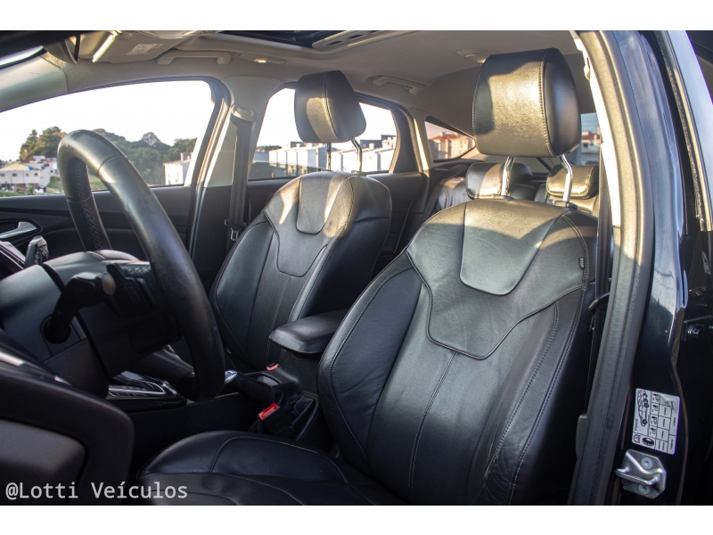 FORD - FOCUS - 2015/2016 - Preta - R$ 64.900,00