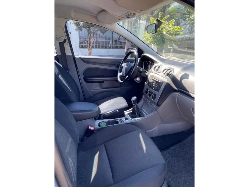 FORD - FOCUS - 2010/2011 - Prata - R$ 39.900,00