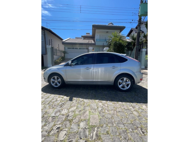 FORD - FOCUS - 2010/2011 - Prata - R$ 39.900,00