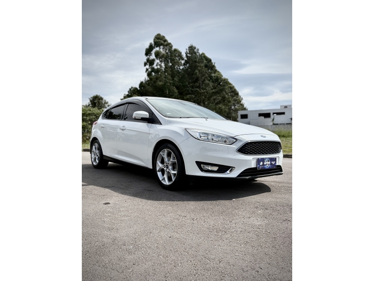 FORD - FOCUS - 2015/2016 - Branca - R$ 59.900,00