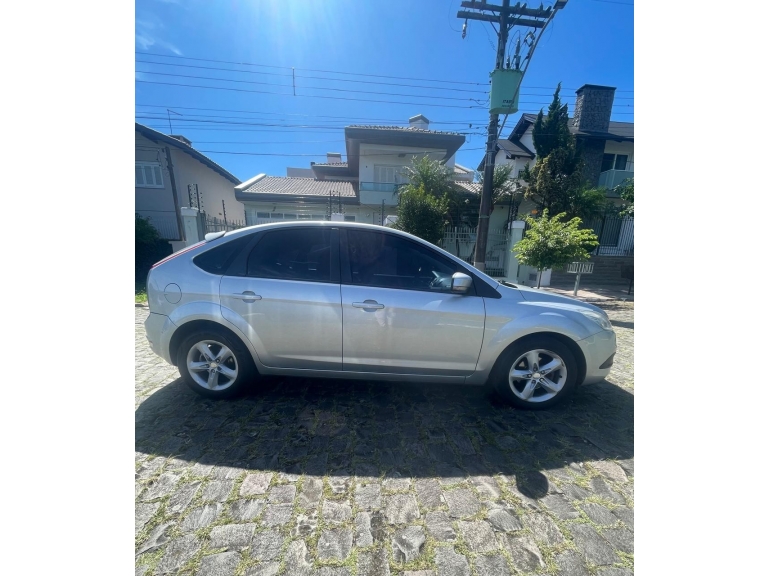 FORD - FOCUS - 2010/2011 - Prata - R$ 39.900,00