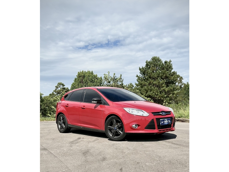 FORD - FOCUS - 2013/2014 - Vermelha - R$ 50.900,00