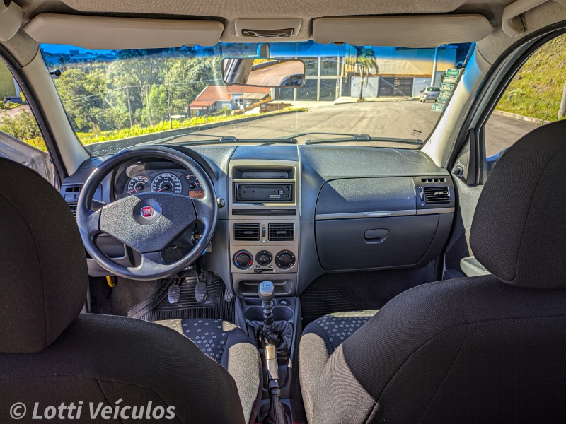 FIAT - PALIO - 2010/2011 - Prata - R$ 31.900,00