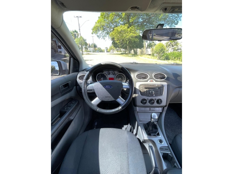 FORD - FOCUS - 2010/2011 - Prata - R$ 39.900,00