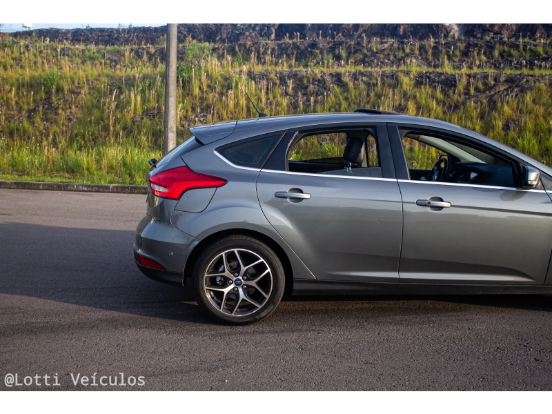 FORD - FOCUS - 2016/2016 - Cinza - R$ 64.900,00