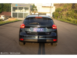 FORD - FOCUS - 2015/2016 - Preta - R$ 64.900,00