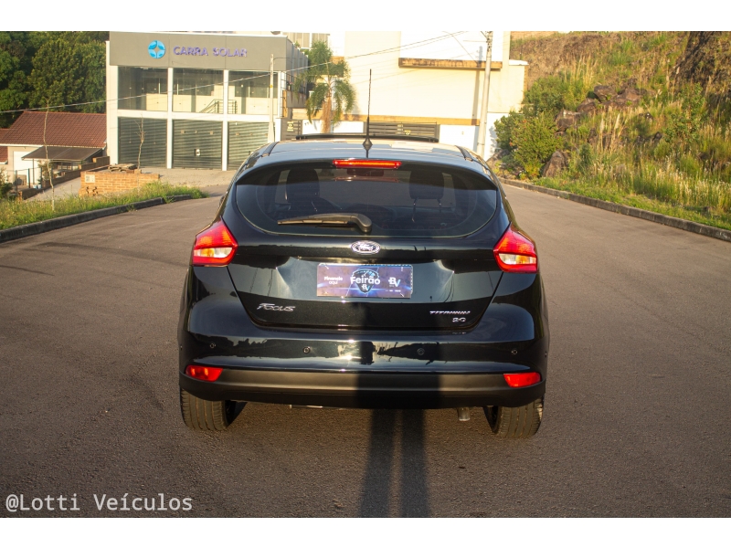 FORD - FOCUS - 2015/2016 - Preta - R$ 64.900,00