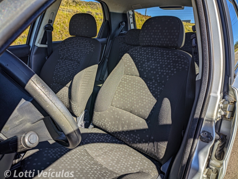 FIAT - PALIO - 2010/2011 - Prata - R$ 31.900,00