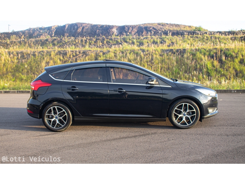 FORD - FOCUS - 2015/2016 - Preta - R$ 64.900,00