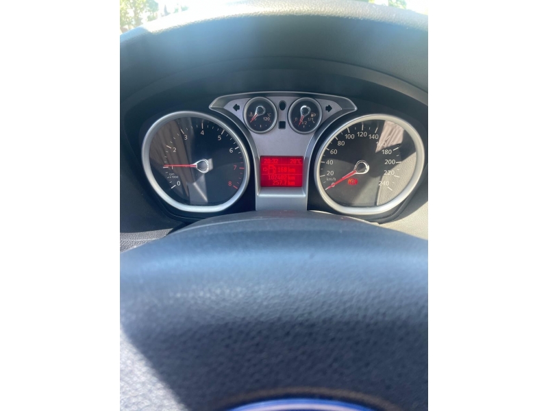 FORD - FOCUS - 2010/2011 - Prata - R$ 39.900,00