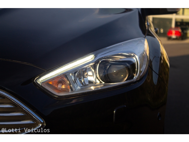 FORD - FOCUS - 2015/2016 - Preta - R$ 64.900,00
