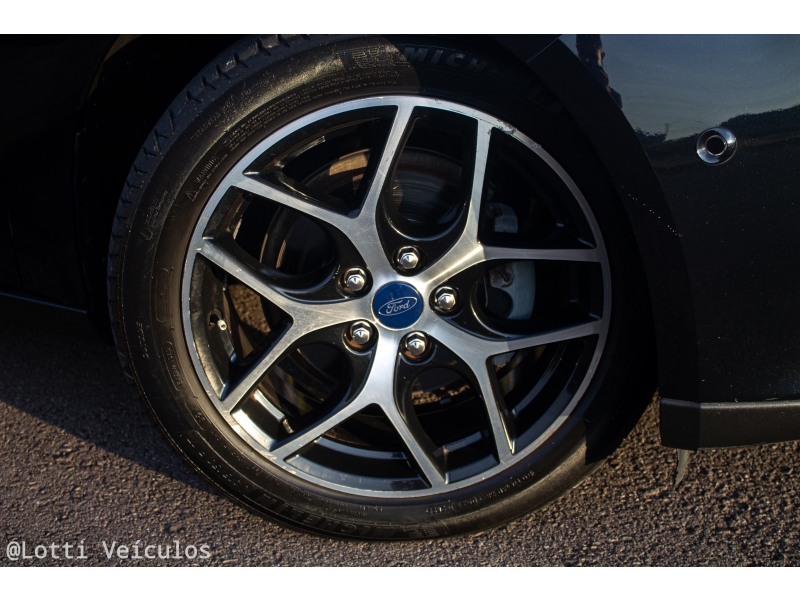 FORD - FOCUS - 2015/2016 - Preta - R$ 64.900,00
